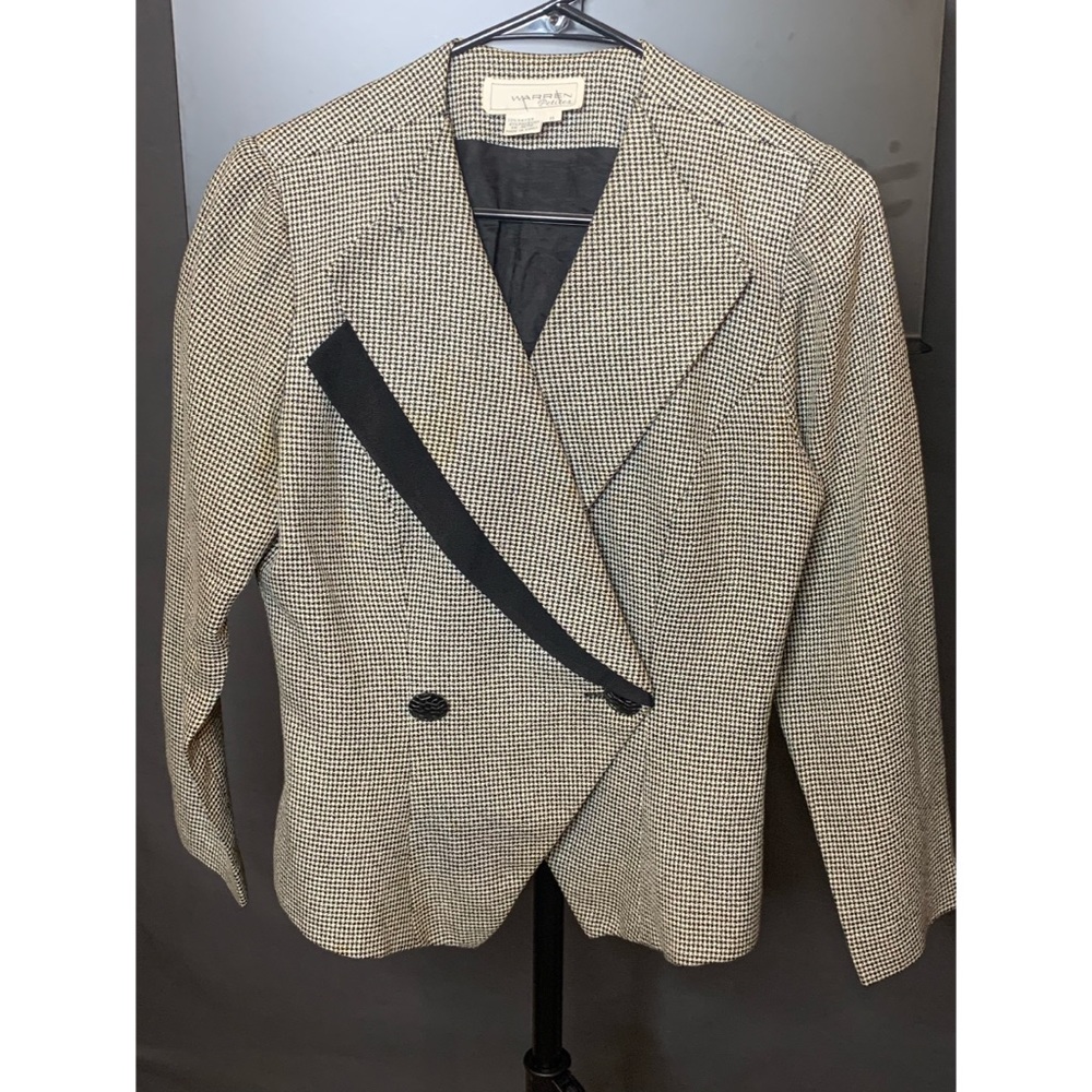 Vintage blazer. Amazing fit!! Staple blazer